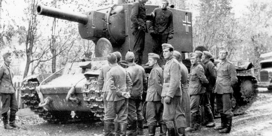 Один в поле воин: Как окруженный советский КВ-2 утащил два немецких танка в плен
