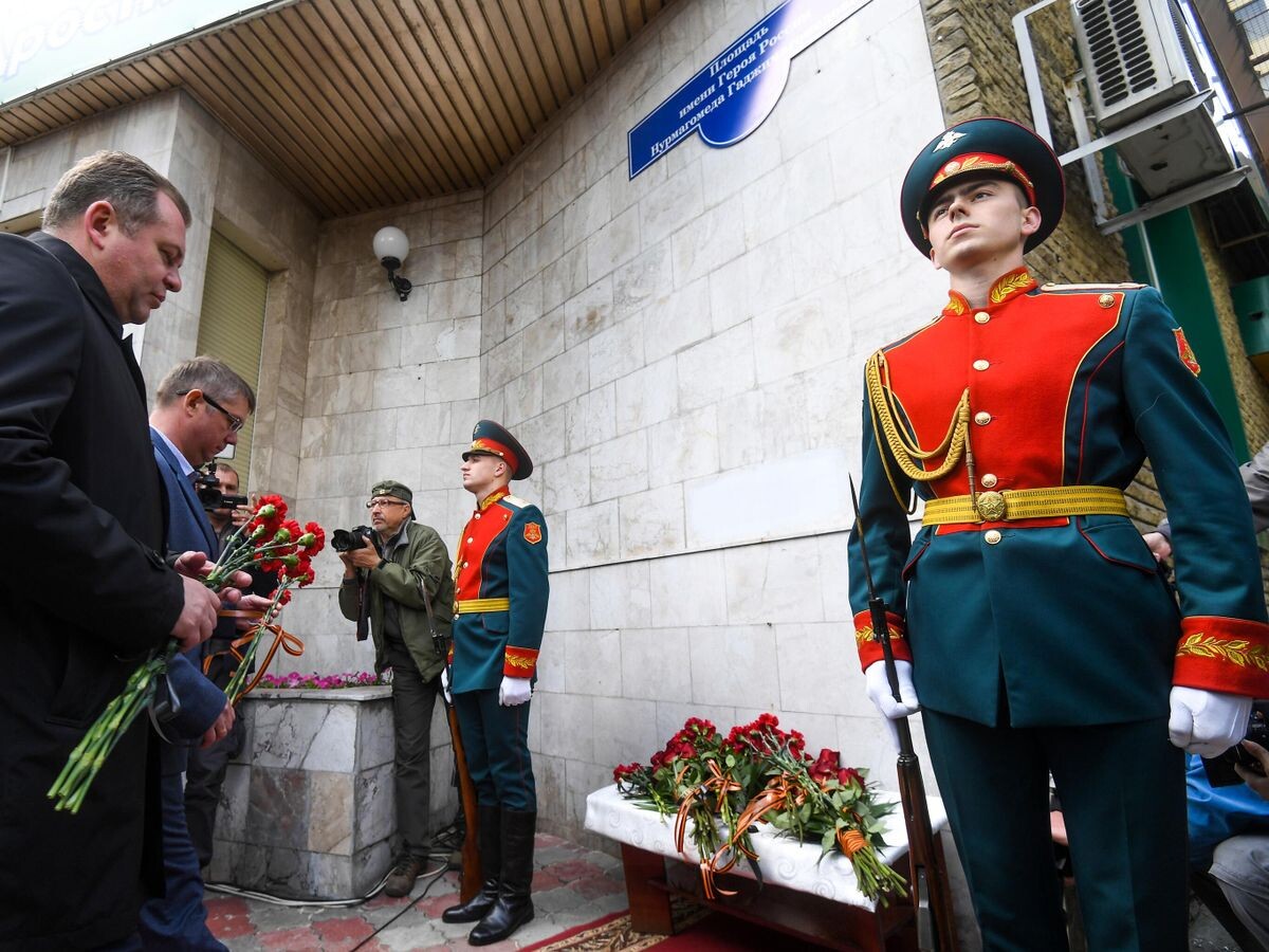    Торжественная церемония присвоения имени Героя России Нурмагомеда Гаджимагомедова площади Конституции в Донецке | © РИА Новости / Алексей Куденко