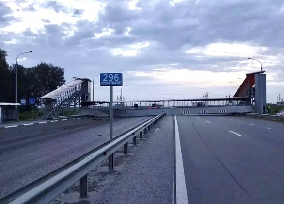 Самосвал снес надземный пешеходный переход на трассе в Тюменской области