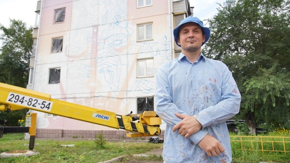 «Боюсь высоты»: пензенский художник Никита Романов рисует мурал на правобережье Красноярска