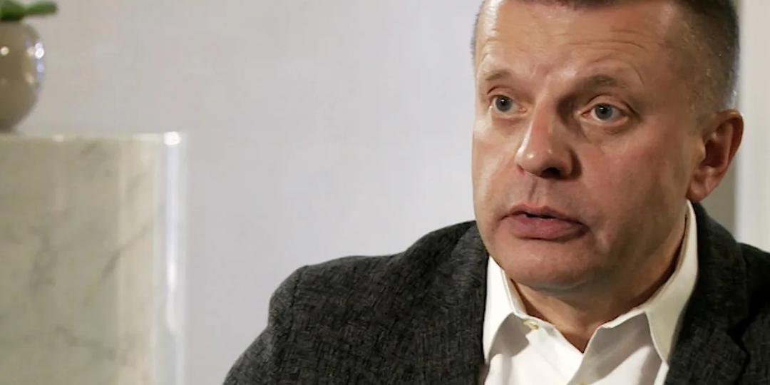 «Сбежал, живет на съемной квартире, зарабатывает гораздо меньше»: куда пропал Леонид Парфенов и за что на самом деле его «отменили».