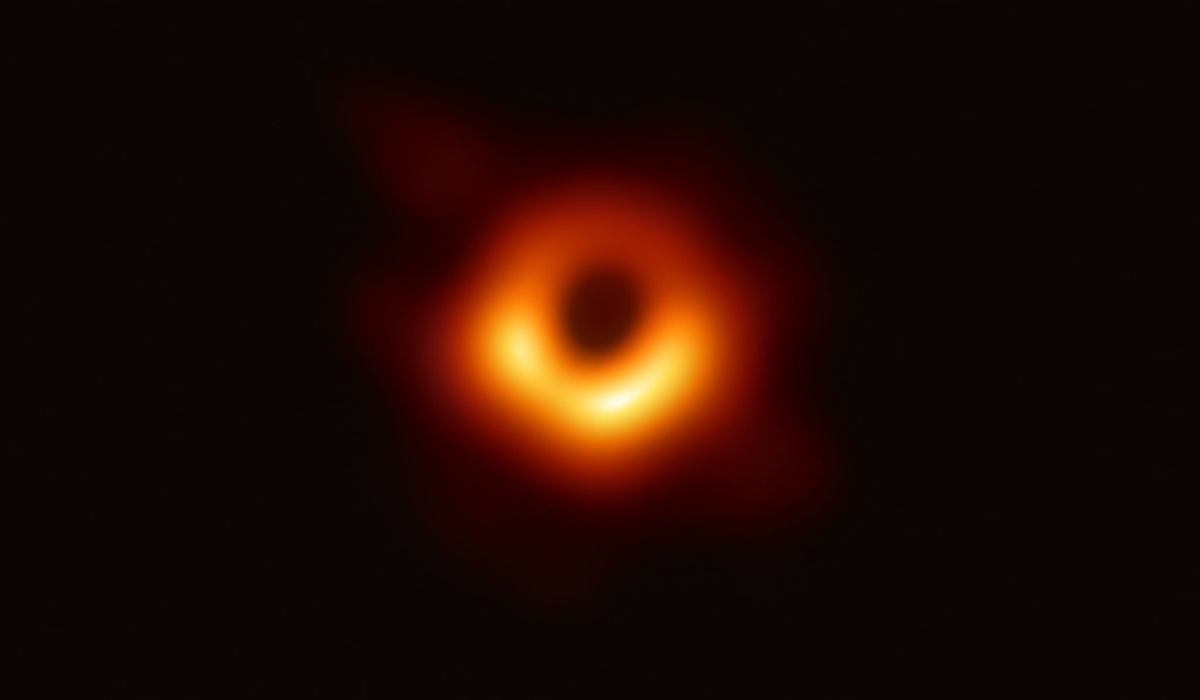 Галактика Messier 87 с черной дырой в центре