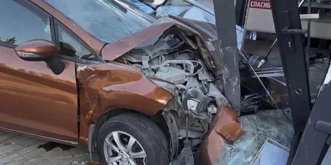 Автомобиль в Воронеже влетел в киоск и скрылся, оставив пострадавшую женщину