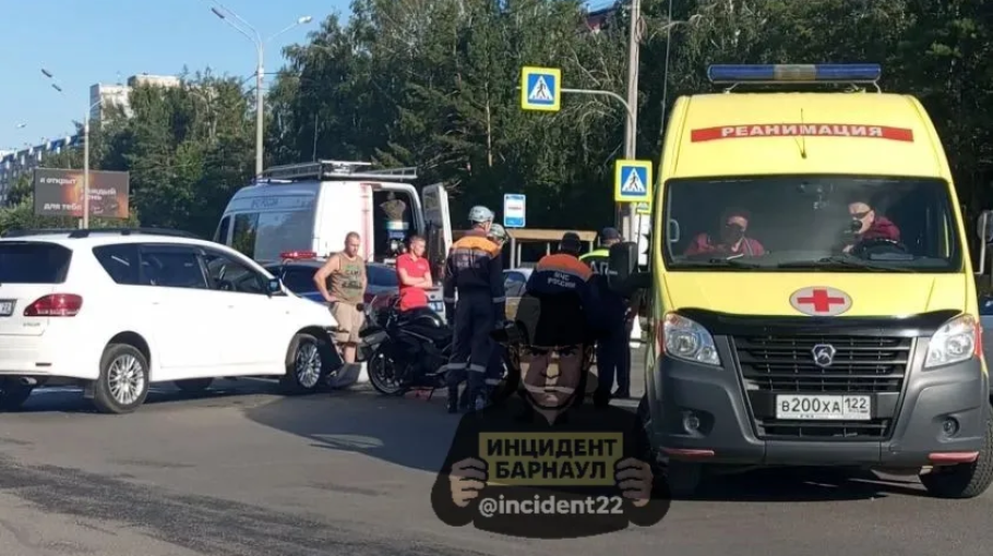 На Павловском тракте в Барнауле мотоцикл попал в аварию