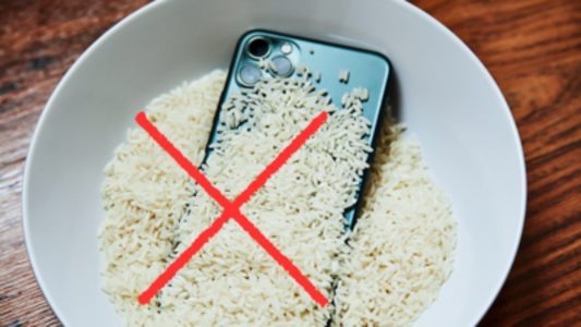 Рис против воздуха: что быстрее высушит намокший смартфон