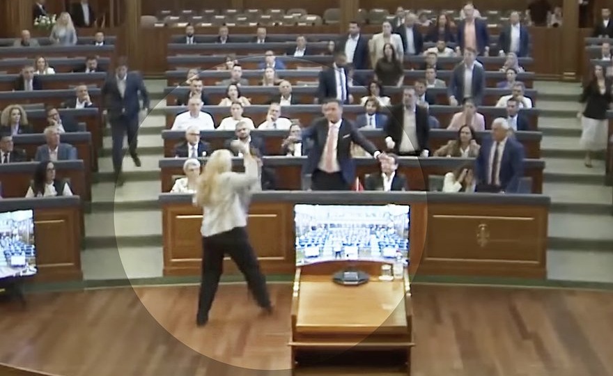 В парламенте Косово главу правящей партии Курти закидали яйцами