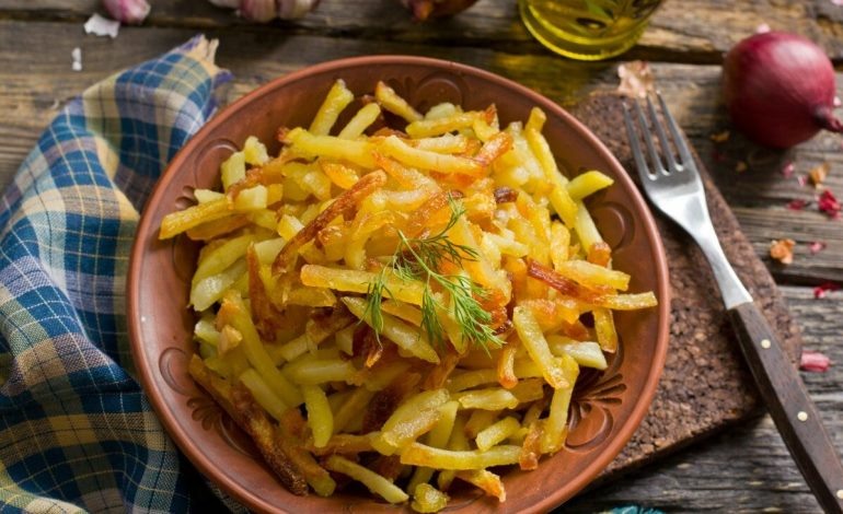 Как вкусно пожарить картошку на сковороде?