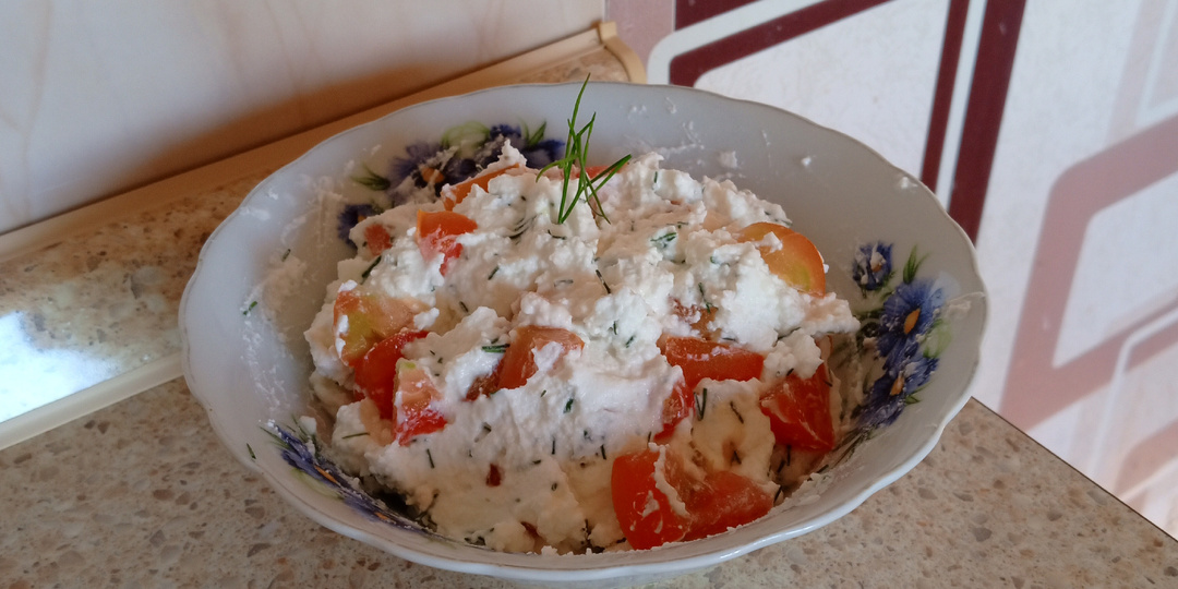 Творог с помидорами и чесноком — летняя закуска, которая тает во рту 🍅🥣