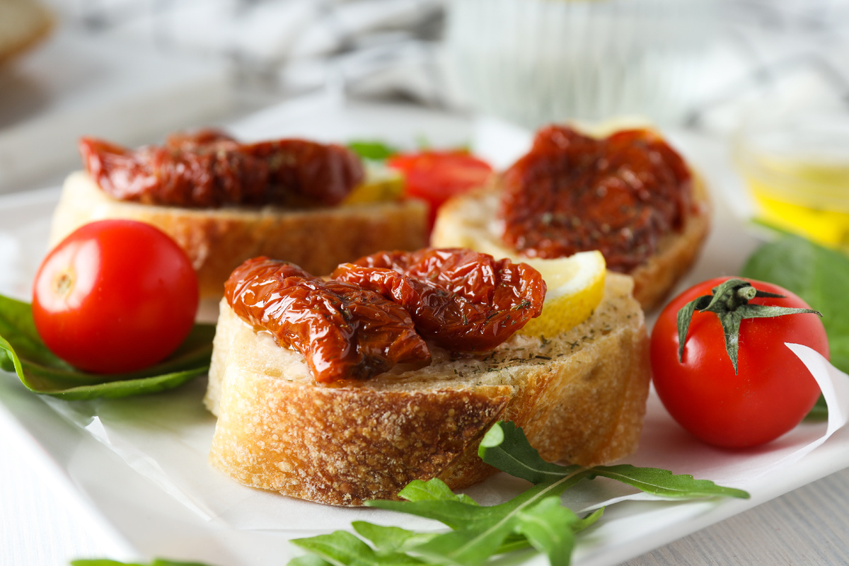Аккуратно сложенная посуда и чистые столешницы на кухне