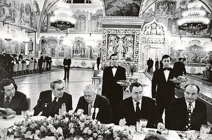 Борщ вместо деликатесов: что на самом деле любил есть Леонид Брежнев