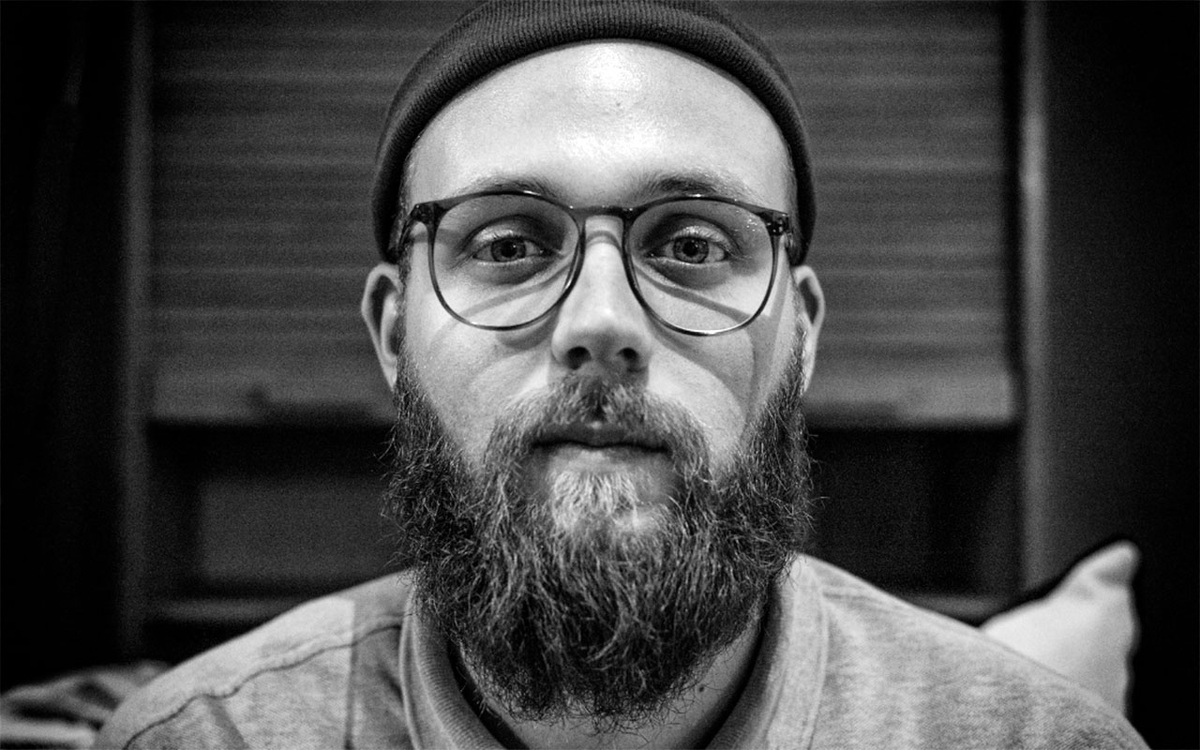 Ему кажется, что без идеальности его перестанут любить