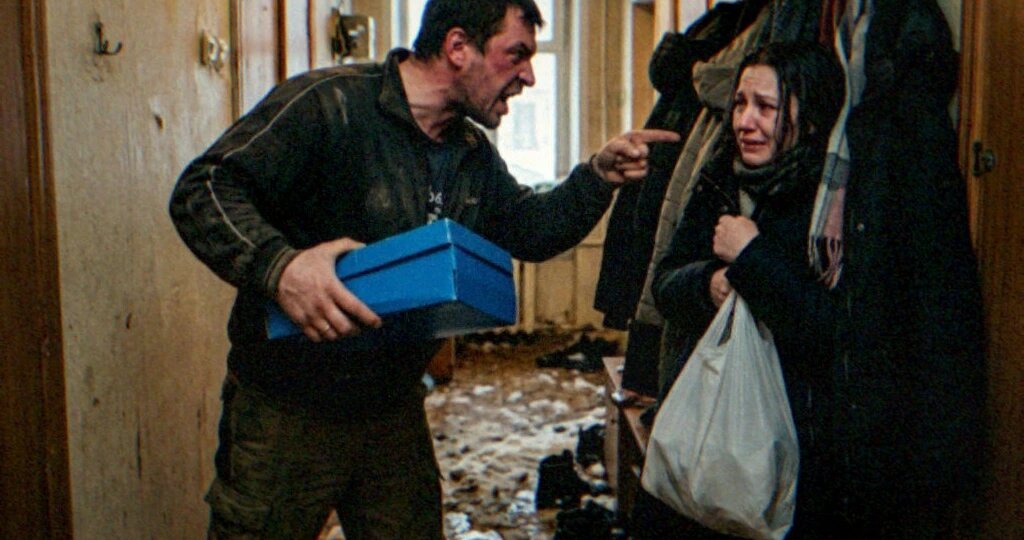 Вернулась домой с обновкой, но муж прямо с порога устроил допрос: А о моей матери ты подумала?