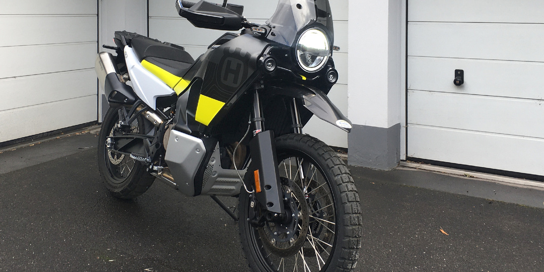 Husqvarna Norden 901 или Triumph Tiger 900 Rally Pro: что выбрать для путешествий по плохим дорогам