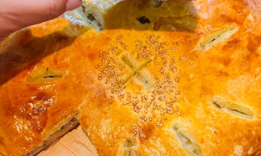 Тесто тает во рту, а начинка сочная: делюсь рецептом домашнего пирога с курицей и картошкой