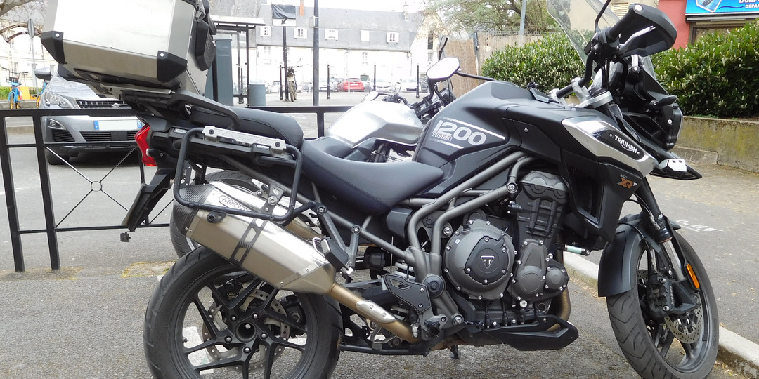 Triumph Tiger 1200 GT Pro или Honda Africa Twin Adventure Sports: что выбрать для путешествий с пассажиром