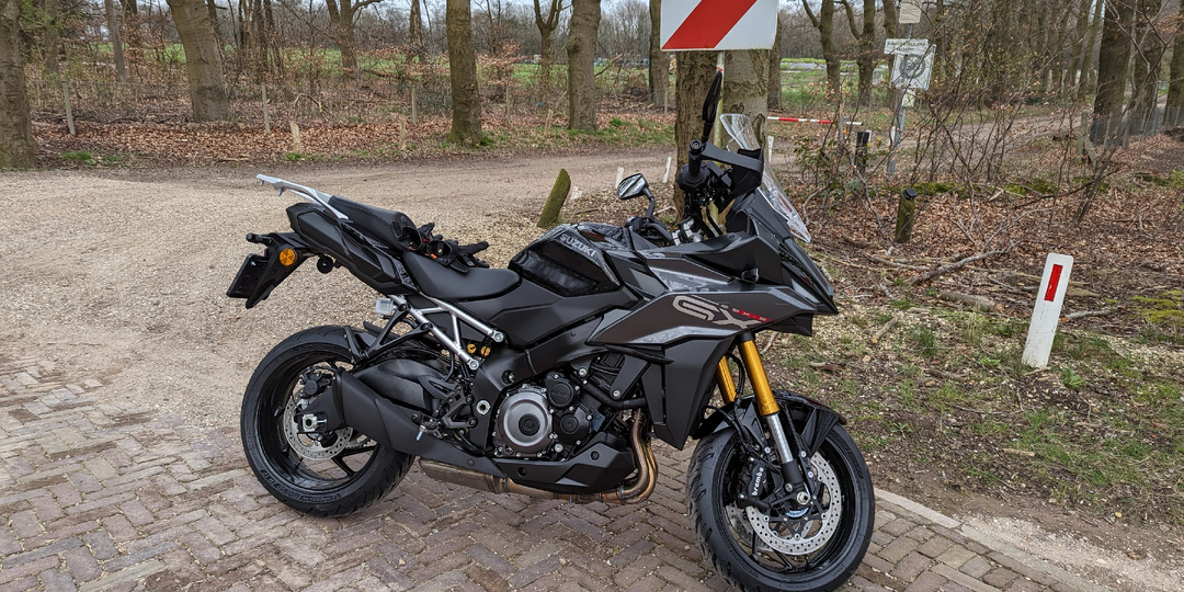 Kawasaki Ninja 1000SX или Suzuki GSX-S1000GX: что выбрать для быстрых асфальтовых поездок