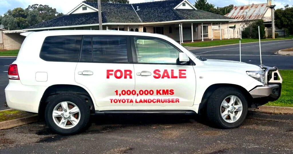 Toyota Land Cruiser проехала почти миллион километров без замены двигателя. Теперь её продают с молотка