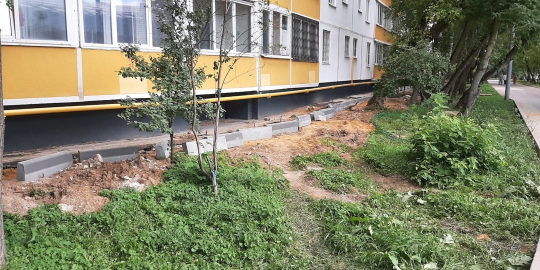 Зачем здесь укладывать бордюры? Деньги девать некуда?