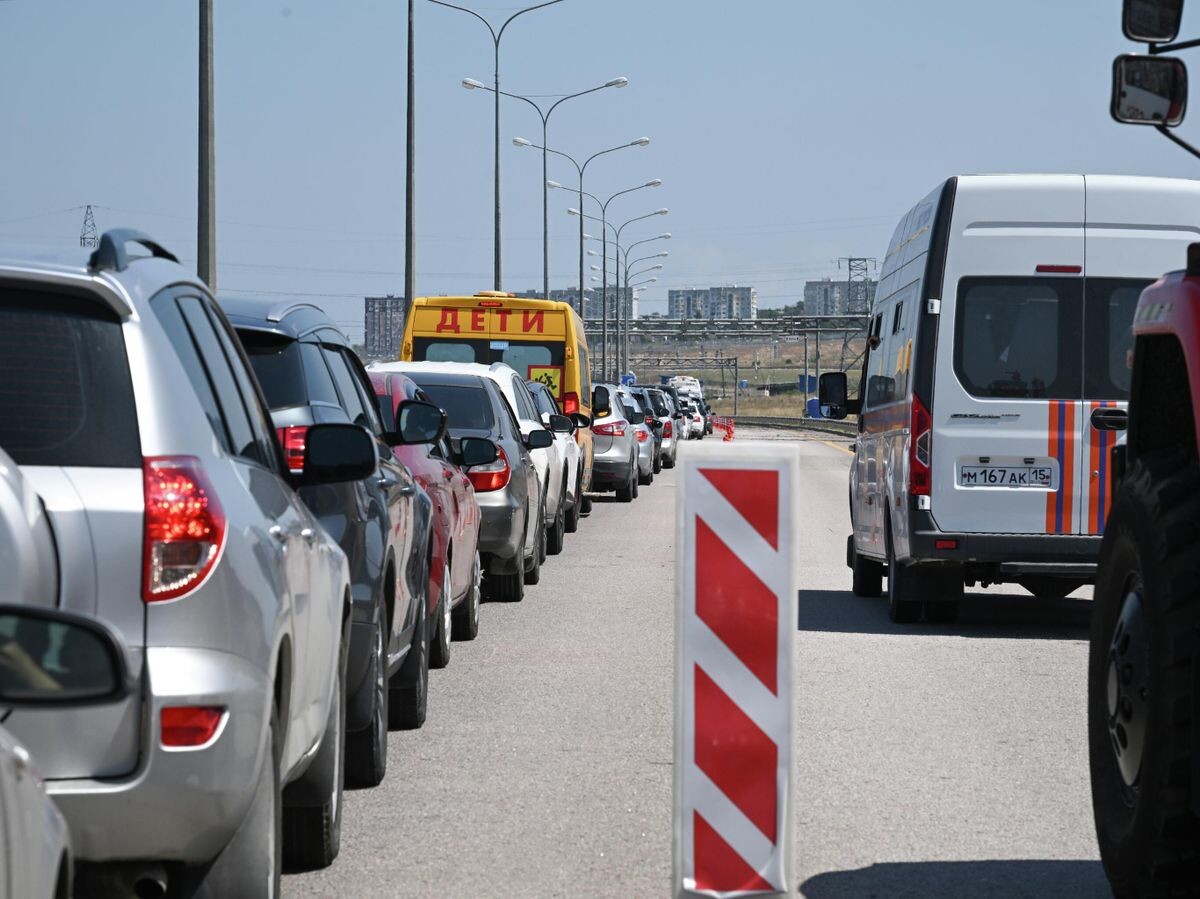    Автомобильная пробка перед Крымским мостом в Керчи | © РИА Новости / Константин Михальчевский