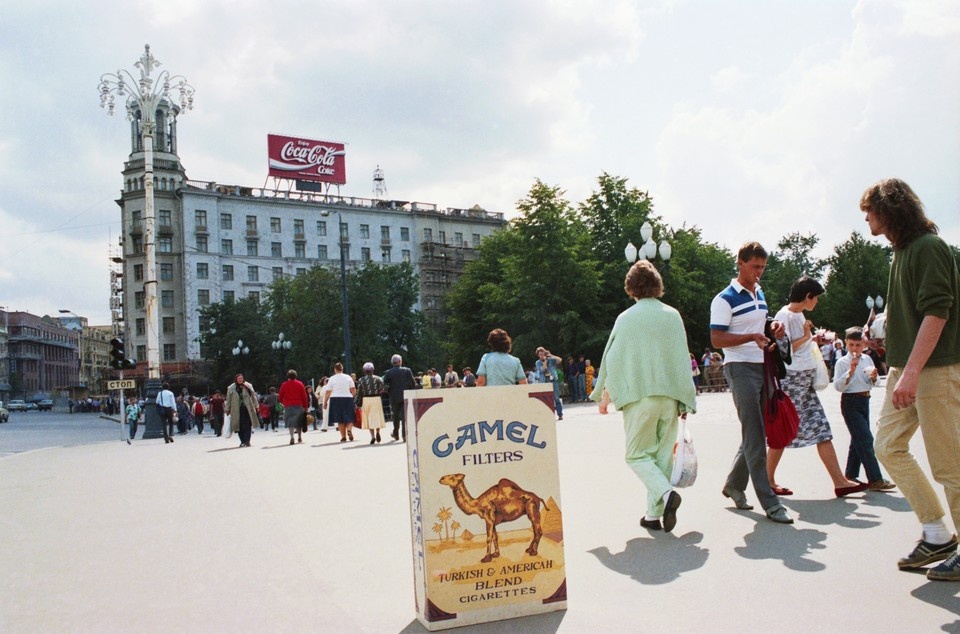    Реклама иностранных товаров в Москве, 1990 год. Фото: Созинов Виталий/Фотохроника ТАСС.