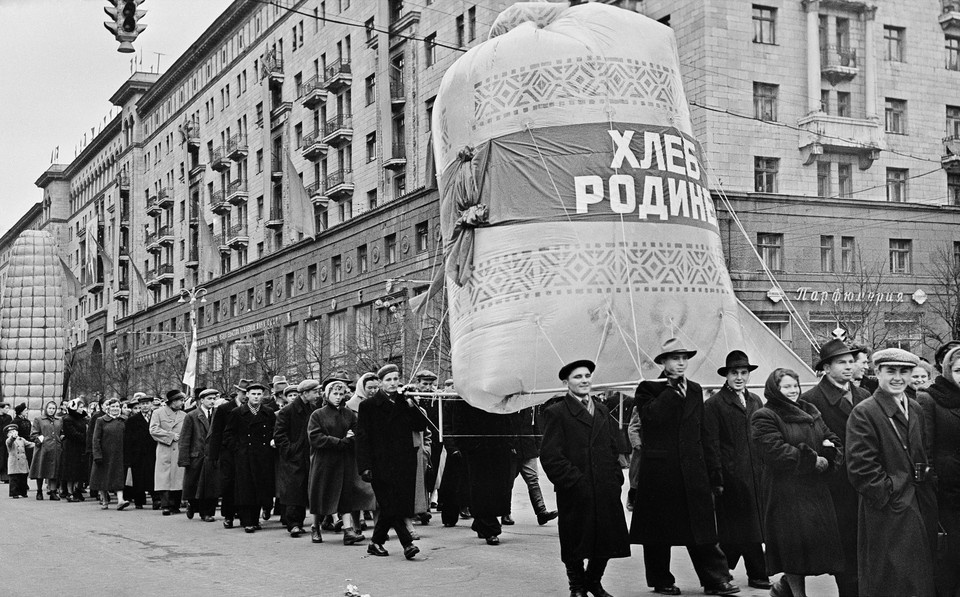    Четверть города ходила, как клонированные. И это всех страшно бесило. Лишь лет через 30 немногие поняли, что пальто-то были неплохие! Фото: ТАСС.