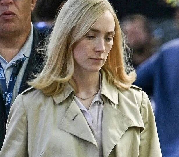 Сирша Ронан на съёмках у дома Пола Маккартни в Сент-Джонс-Вуде — в образе Линды Маккартни для проекта Сэма Мендеса о The Beatles