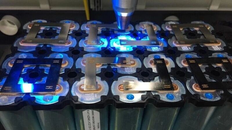 Украинцам советуют не тянуть с закупкой аккумуляторов для домов до зимы