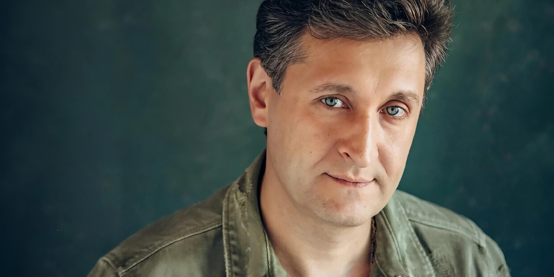 "Я думал, ты замужем", - прошептал он ей, а через семь лет чуть все не потерял: как сегодня, в 48 лет, живет Олег Масленников-Войтов