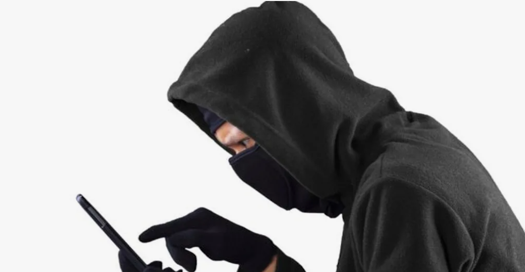 Незнакомец у подъезда: мошенники перешли на новую тактику