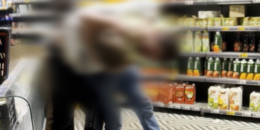 Мужчина чуть не задушил подростка в ТЦ в Красном Селе