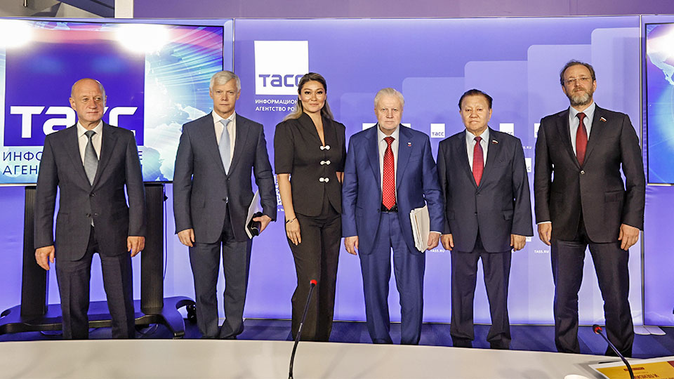 СПРАВЕДЛИВАЯ РОССИЯ провела пресс-конференцию на тему "Заработная плата и пенсии"