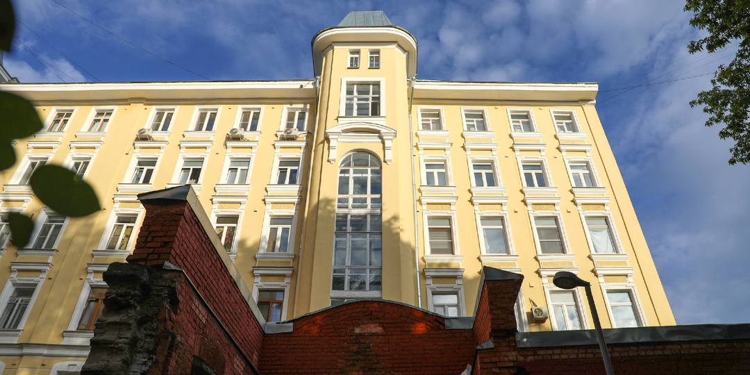 Ансамбль доходных домов купца Лобзева. Не тучерез, но тоже работа Нирнзее на Маросейке