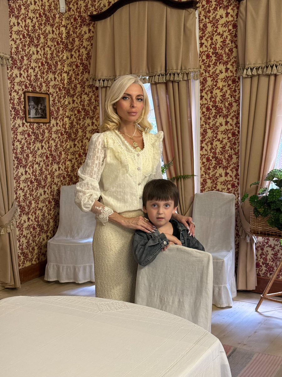 В Щелыково мы приехали всей семьёй. Мне хотелось, чтобы знакомство с историей и русской культурой происходило естественно — через общие впечатления и воспоминания.
