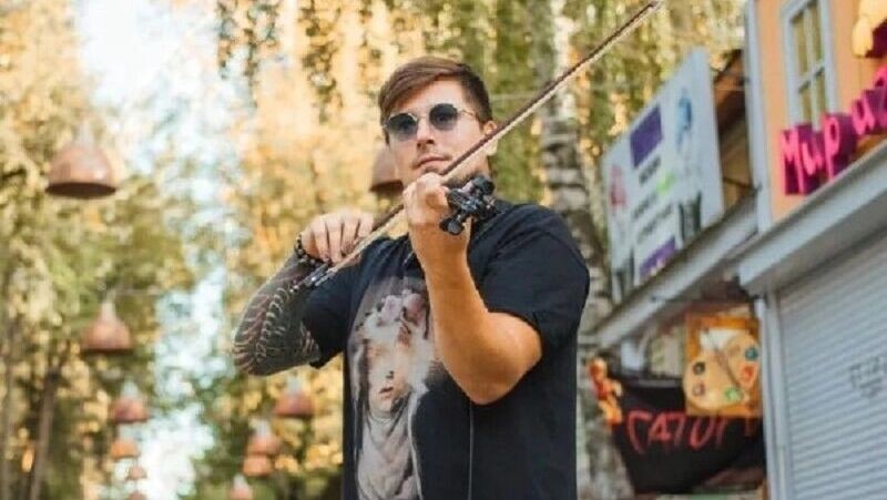 Избитый на набережной скрипач рассказал о случившемся чиновникам. Что ему ответили?