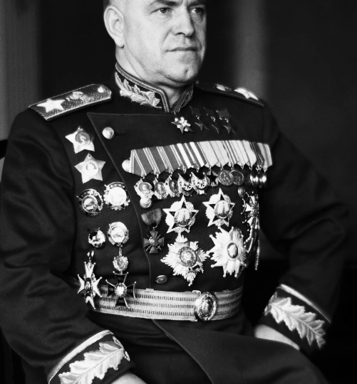 В 1957 году он возвысился, оказав огромную помощь Хрущеву, а спустя всего 3 месяца был низвергнут с Олимпа. Взлет и падение маршала Жукова