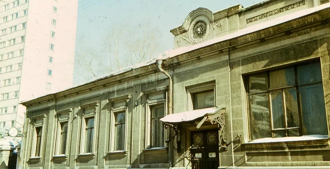Прогулка по Москве. Тихая история большого дома: как особняк в переулке стал домом легендарного лётчика.