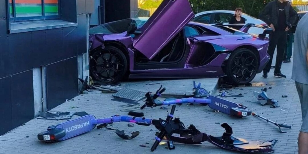 В Екатеринбурге Lamborghini сына местного миллиардера влетел в жилой дом