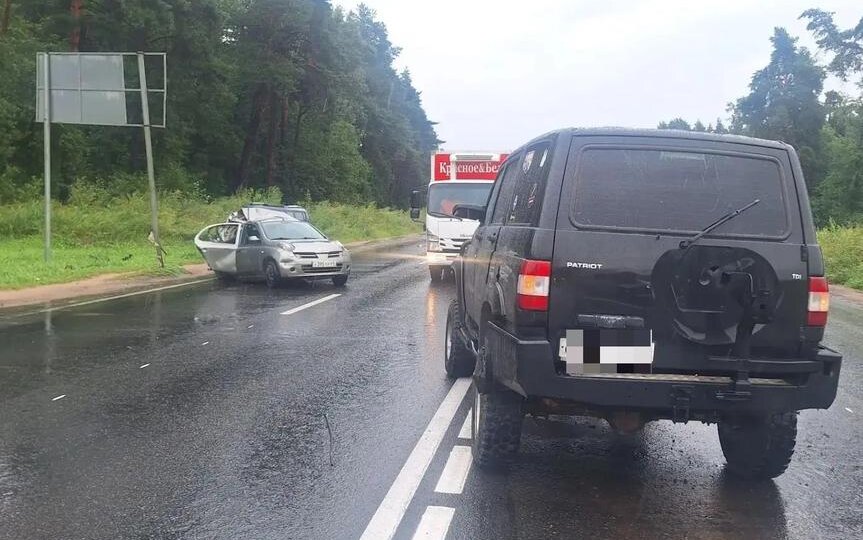 В Твери автомобилистка на скорости въехала в остановившуюся машину