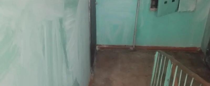 Стены отмыты, ступени в порядке: подъезд дома на ГПЗ-23 полностью восстановили после ночного пожара