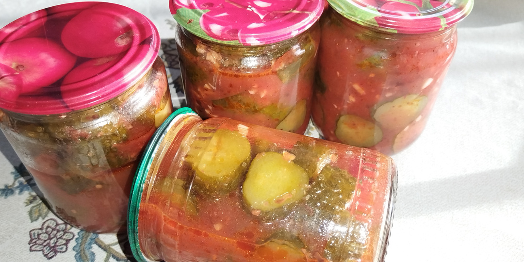 Рецепт хрустящих маринованных огурцов в томатной заливке на зиму.