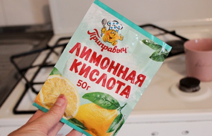 Копеечное средство поможет отмыть плиту.