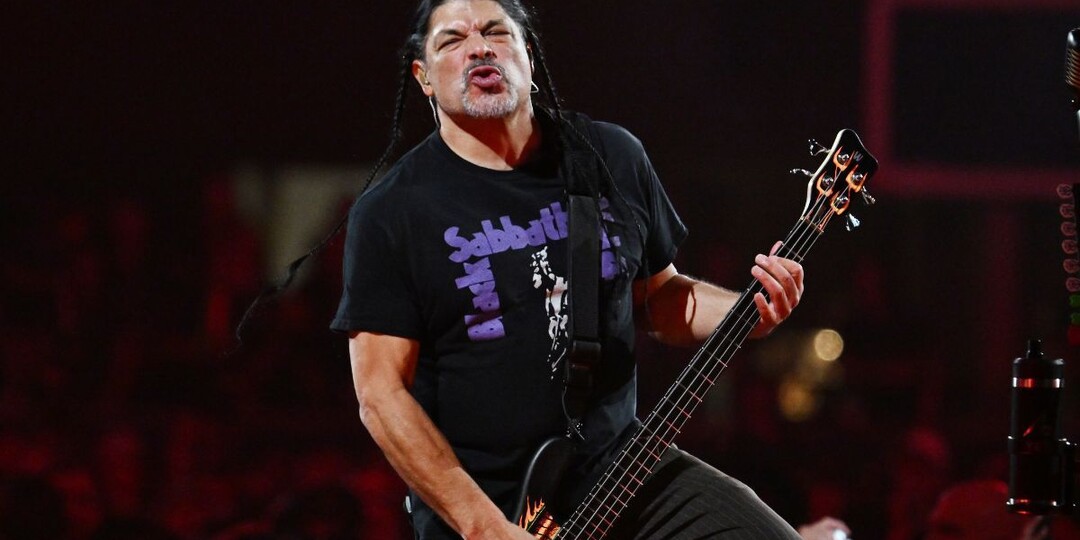 Чем музыканты Metallica занимаются до выхода на сцену