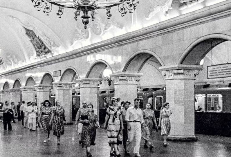 Странности подземки: почему в метро одни станции объявляет женский голос, а другие — мужской?