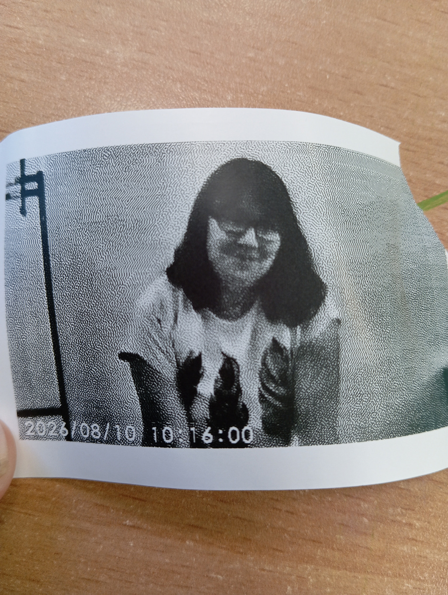 Так меня видит девочка из лагеря. Точнее не она, а ее фотоаппарат ,похожий на Полароид 