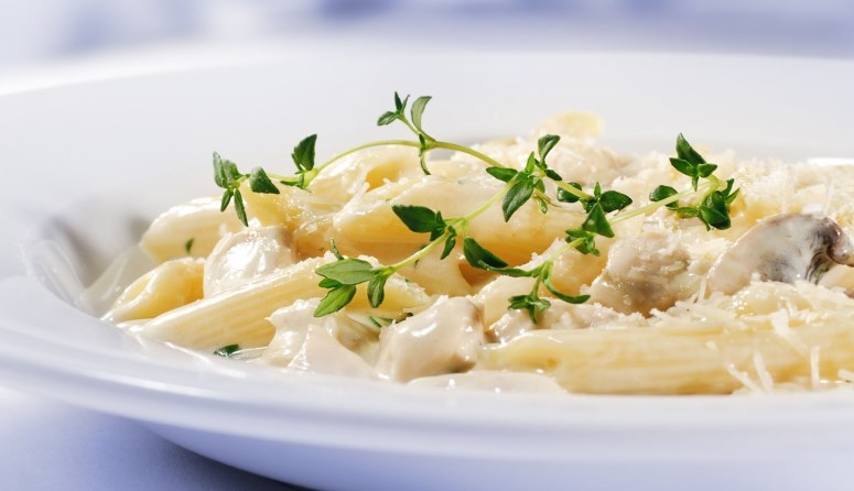 Как вкусно приготовить курицу с макаронами в сливочном соусе?
