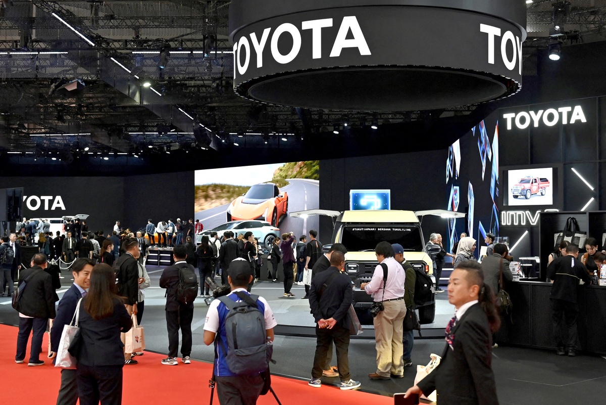    Toyota отказалась от прямой конкуренции с китайскими моделями на ряде рынков / Kazuhiro NOGI / AFP