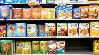 Ряд продуктов исчезнет с полок магазинов: что не купишь в РФ с 1 сентября