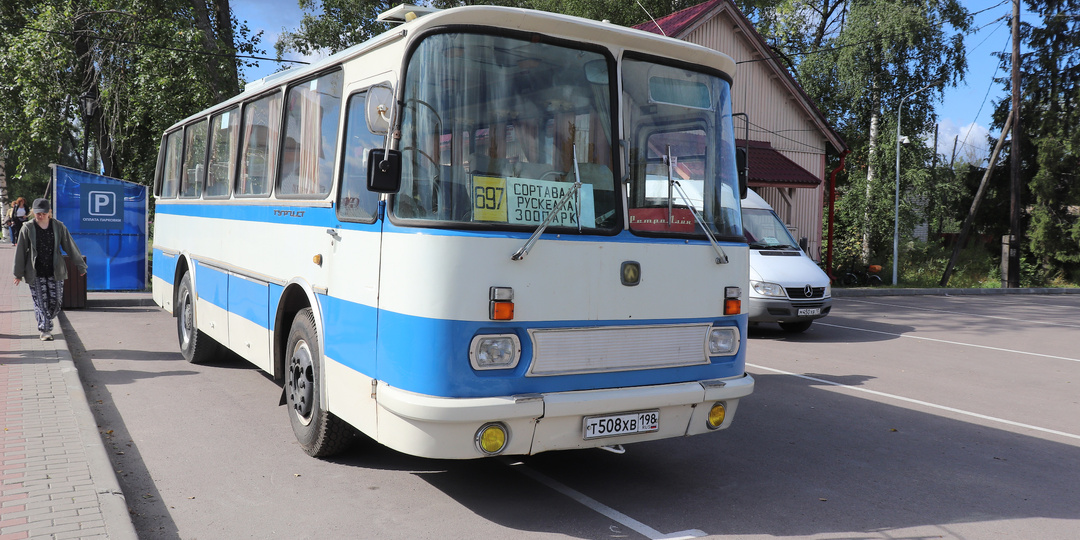 Чуть не прослезился, когда увидел в Сортавала львовский автобус ЛАЗ, ждущий пассажиров :)