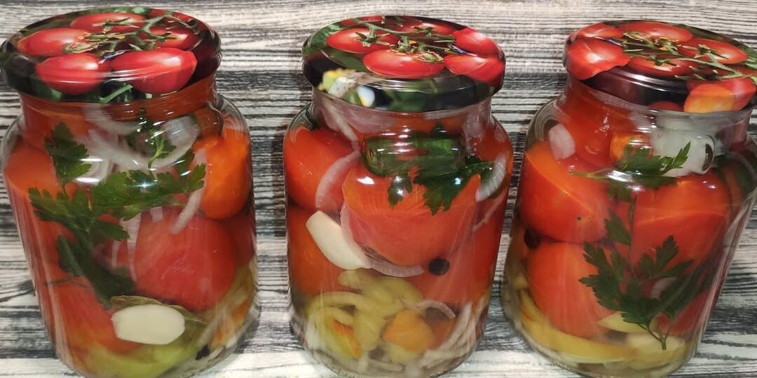 Помидоры с луком «Пальчики оближешь» на зиму: простой рецепт вкусной заготовки