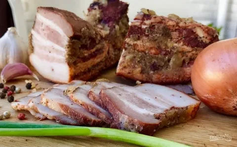 Сало в луковой шелухе: старинный деревенский рецепт
